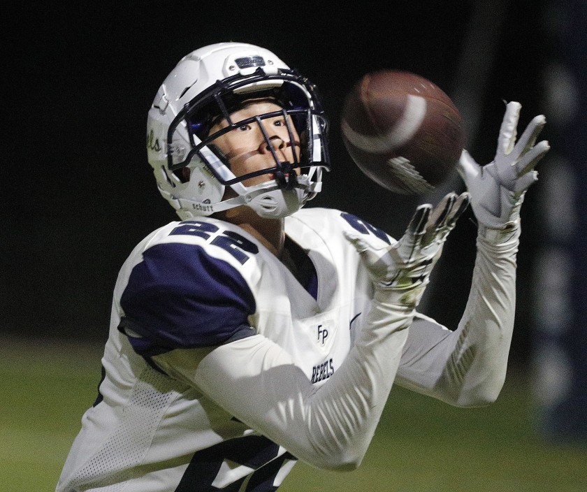 Zach Kim 22 catches a pass.